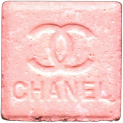 Comprimé Chanel — MDMA 1mg; Caffeine 3mg; Amphetamine 5mg; 3-CMC — Barcelona, Espagne