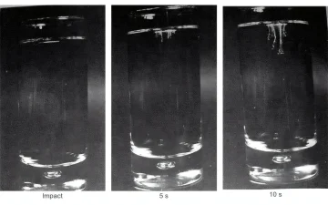 Trois verres à shot montrant la traînée du test à l'eau de Javel en dix secondes
