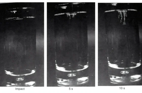 Trois verres à shot montrant la traînée du test à l'eau de Javel en dix secondes