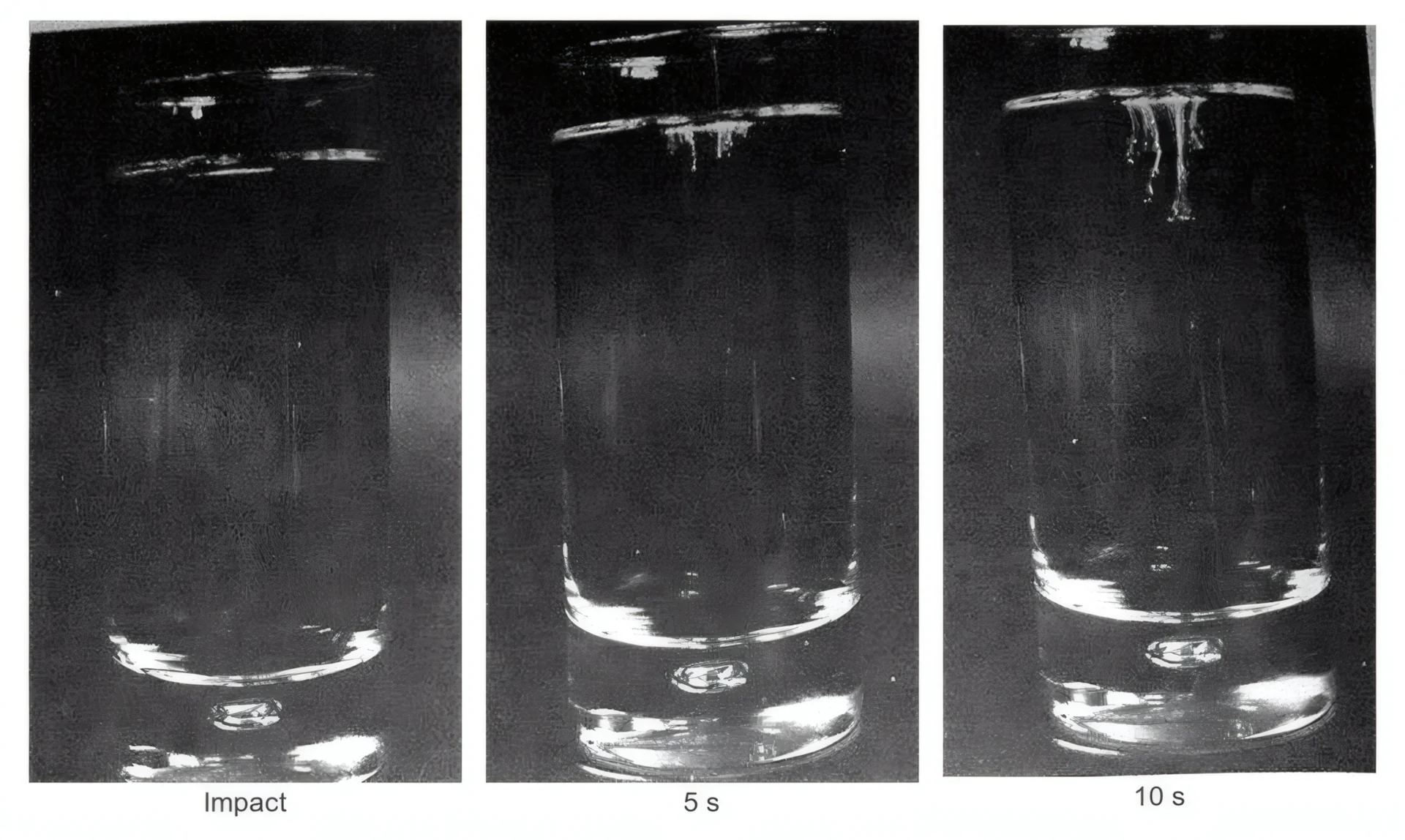 Trois verres à shot montrant la traînée du test à l'eau de Javel en dix secondes