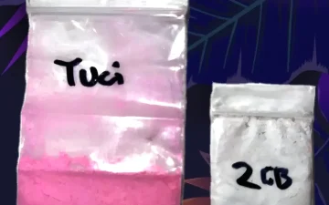 Sachets de poudre rose de tusi et de poudre blanche de 2C-B