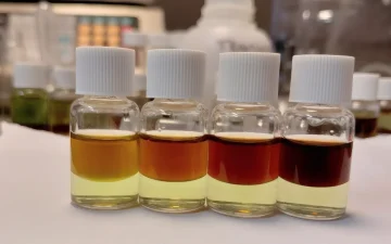 Quatre flacons de référence PRO Test pour la quantité de cocaïne, couche supérieure de l'orange à 25% au presque noir à 100%