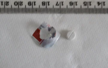 Comprimé rond blanc de tramadol à côté de sa plaquette