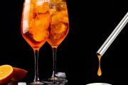 Un test pour détecter les drogues dans les boissons utilisées à côté de deux cocktails à l'orange