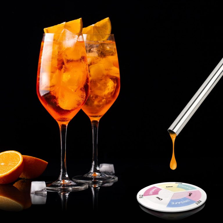 Un test pour détecter les drogues dans les boissons utilisées à côté de deux cocktails à l'orange
